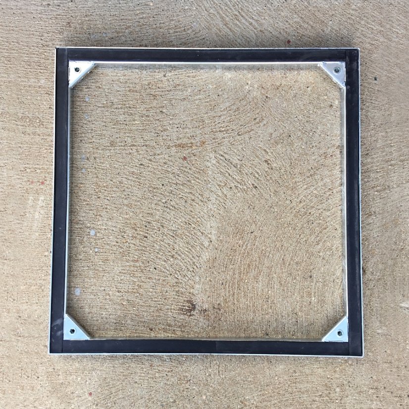 Chodníkový ocelový poklop, pozinkovaný, třída A15, s těsněním a uzamykáním